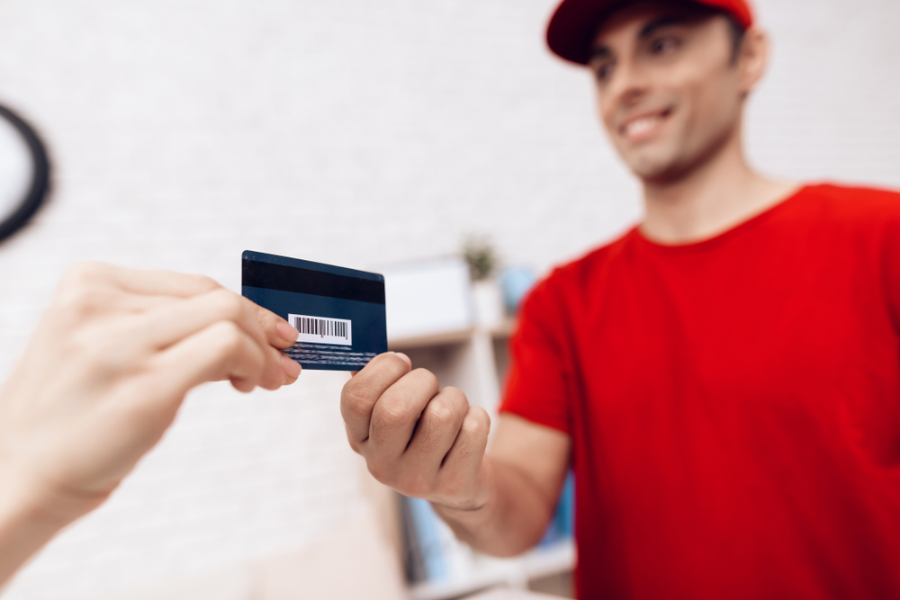 Cargus lansează plata coletelor cu cardul la curier. 65% din români vor ramburs