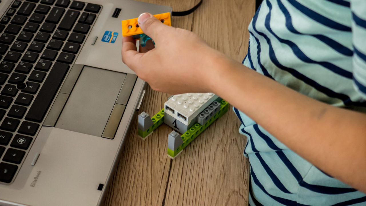 Cursuri gratuite de robotică pentru eleve. Tabără de vară la RoboHub