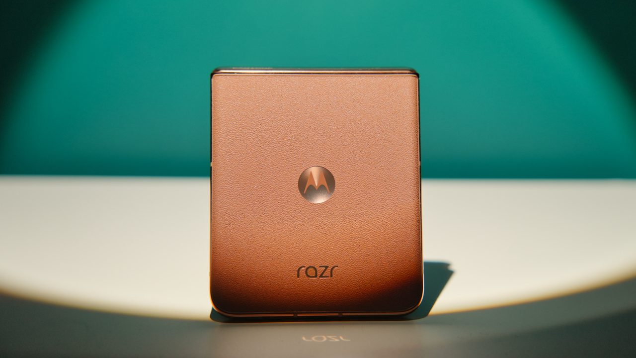 Cât de importantă este culoarea în alegerea unui telefon. Studiu de caz moto razr 50 ultra