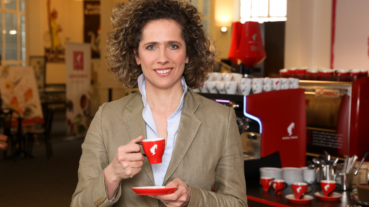 Trenduri de pandemie: românii comandă din ce în ce mai multă cafea acasă