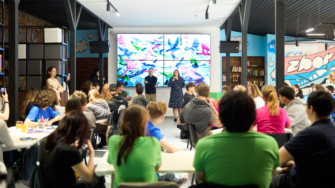 Ateliere de AI pentru tineri organizate de BCR și Google România în hub-urile ZBOR