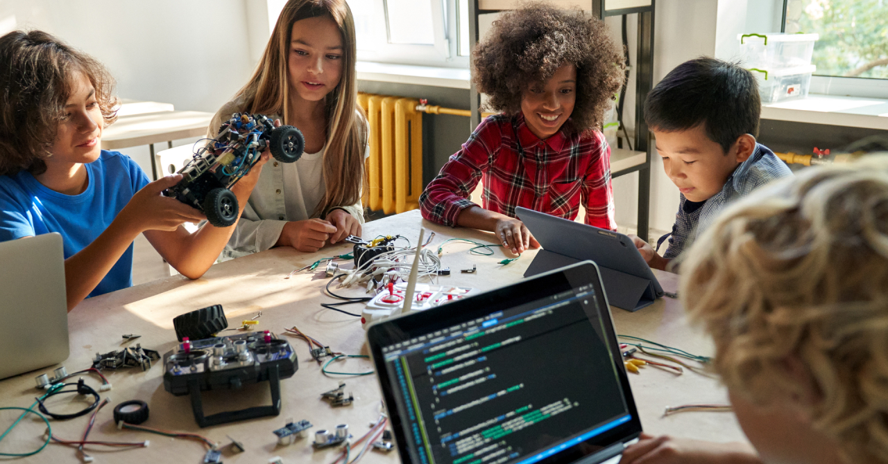 Hour of Code 2023 - profesorii și elevii învață despre creativitatea prin IA