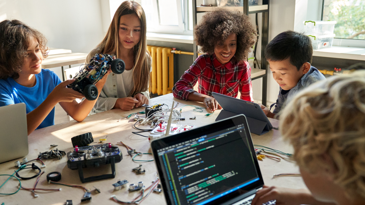 Hour of Code 2023 - profesorii și elevii învață despre creativitatea prin IA