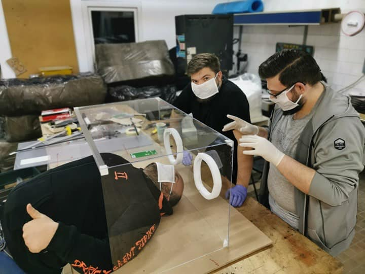 Coronavirus | Clujenii care creează „acvarii” de protecție pentru doctori