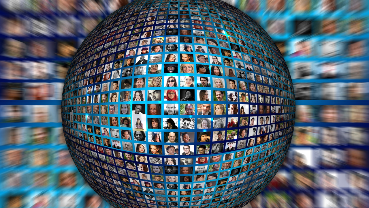 Am căutat să văd ce fac românii pe Facebook Live și am dat de frizeri, lăutari și camionagii