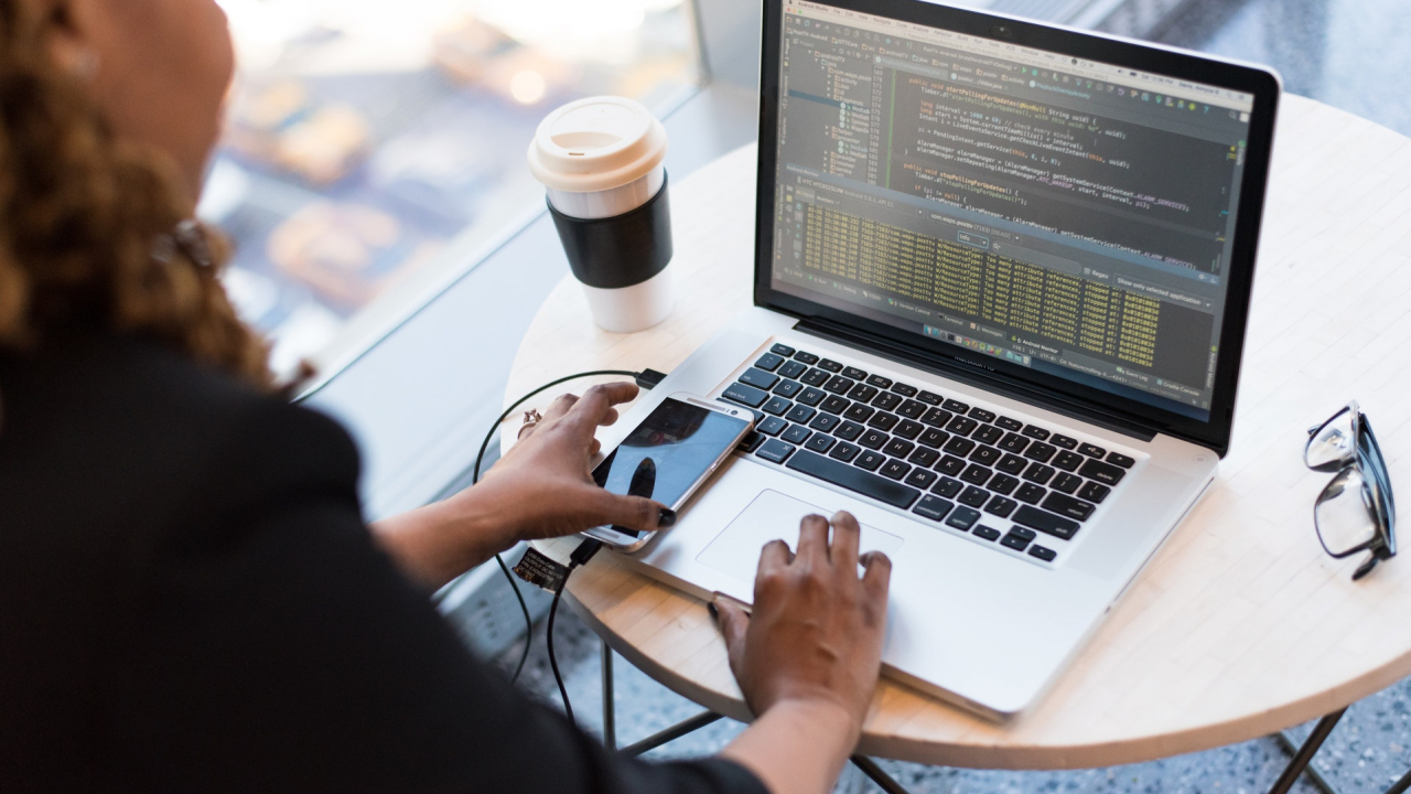 Joburi în IT: munca de oriunde permite salarii mai mari pentru programatori