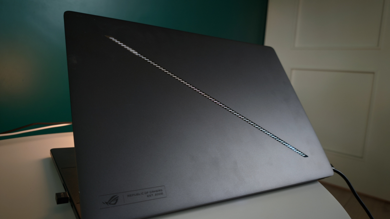 De ce am ales acest laptop pentru tot ce fac: editare video, gaming, scris, browsing