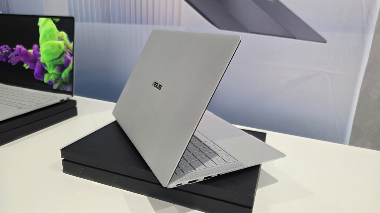 ExpertBook Ultra ajunge în România: laptop ASUS de 0,99 kg cu ecran OLED și securitate enterprise