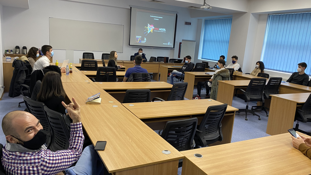 Două noi programe de accelerare pentru studenții din România