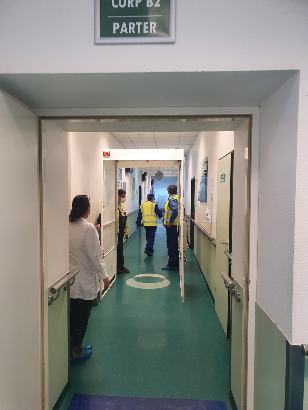 Firma care a construit uși la Cernobîl construiește porți de dezinfectare