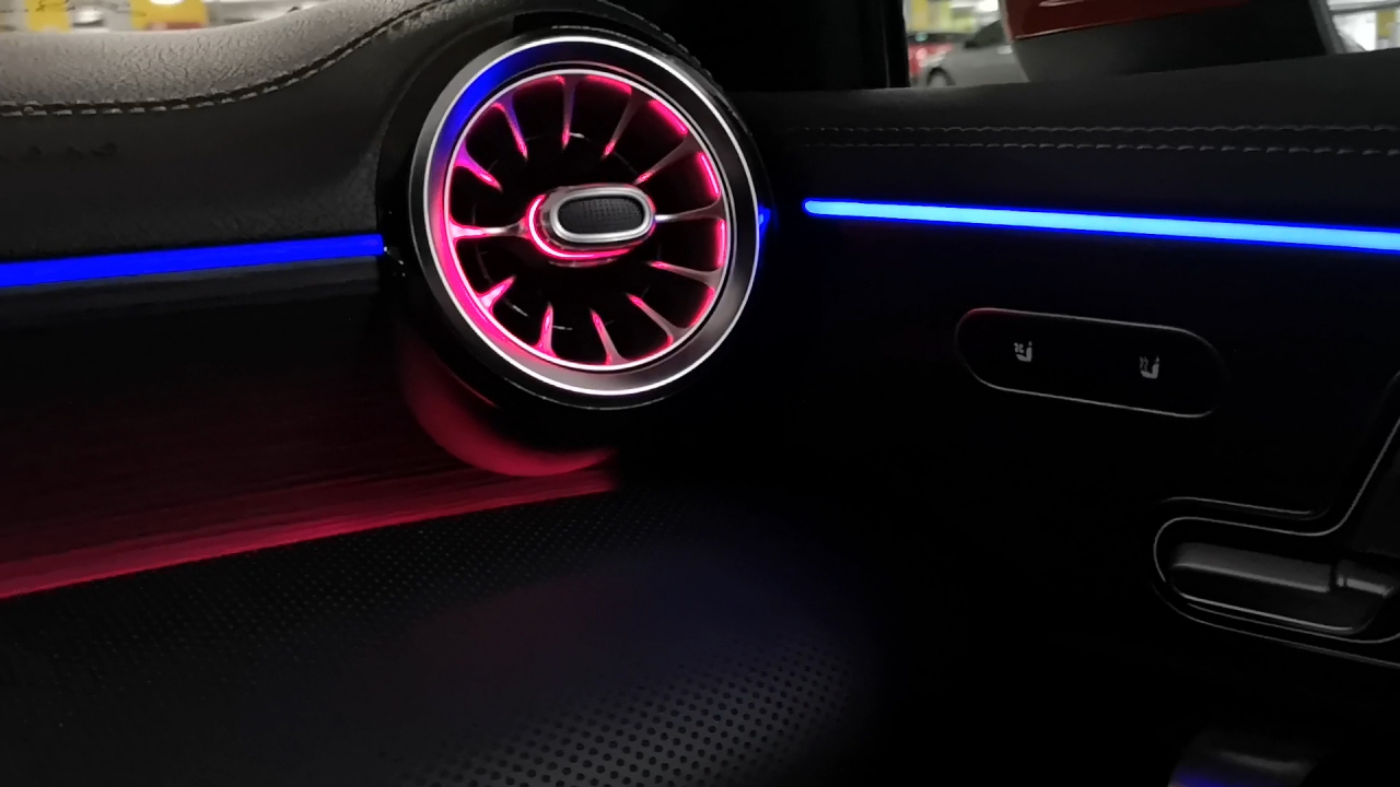 Cum poate schimba lumina interioară atmosfera într-o mașină