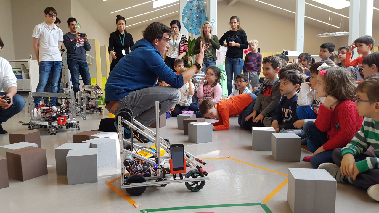 Elevii se luptă cu roboții la București