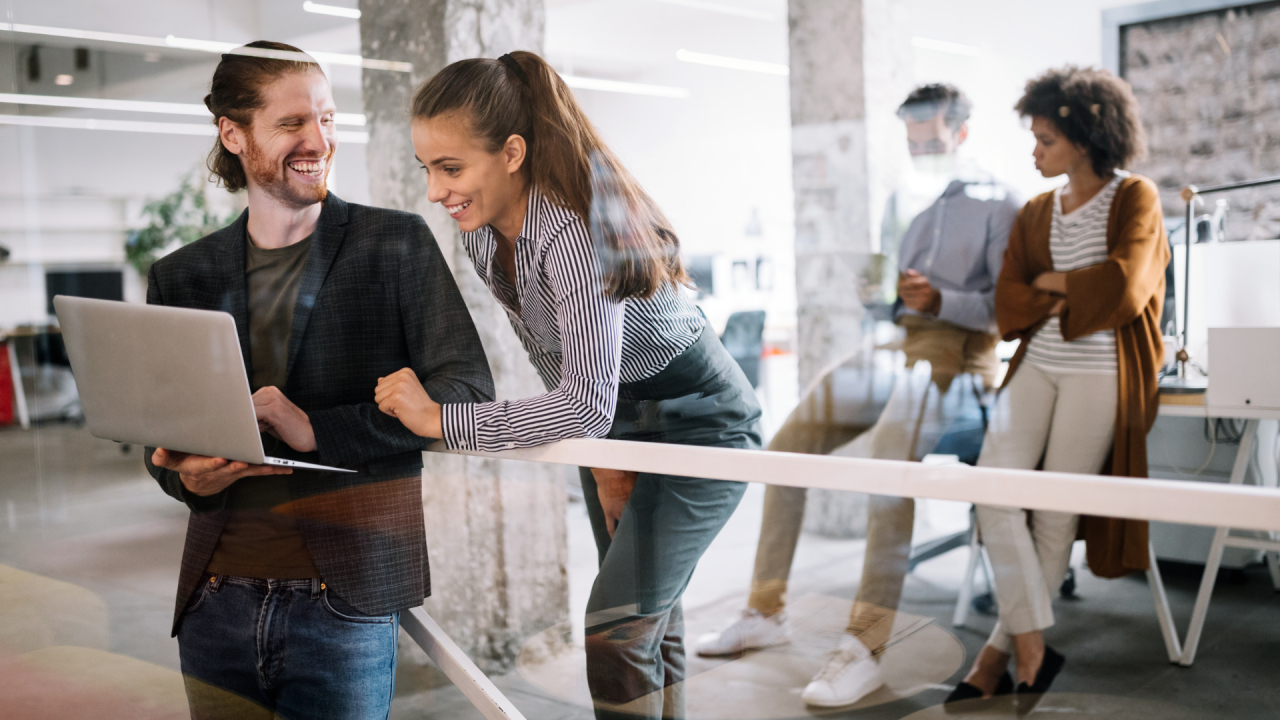 Hackathon EY Tech Challenge pentru programatorii juniori. Cum se pot înscrie