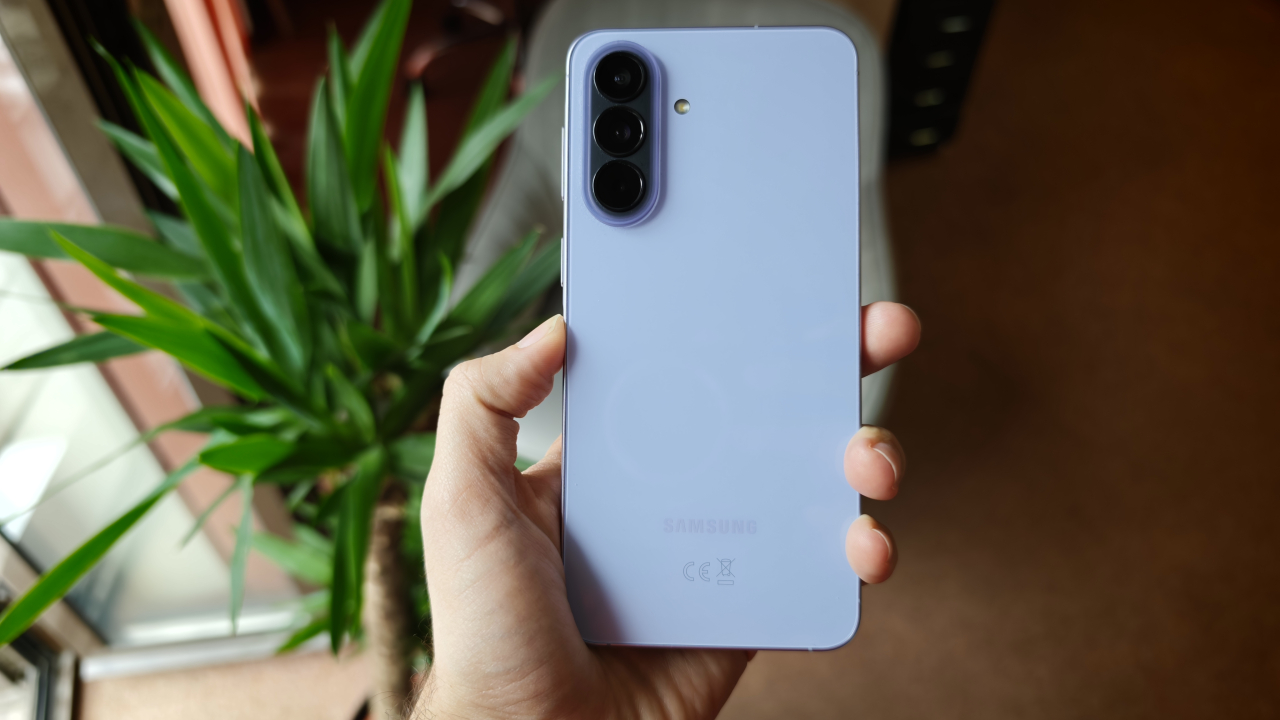 Samsung Galaxy A57 vs A56: ce aduce noul model și cât costă