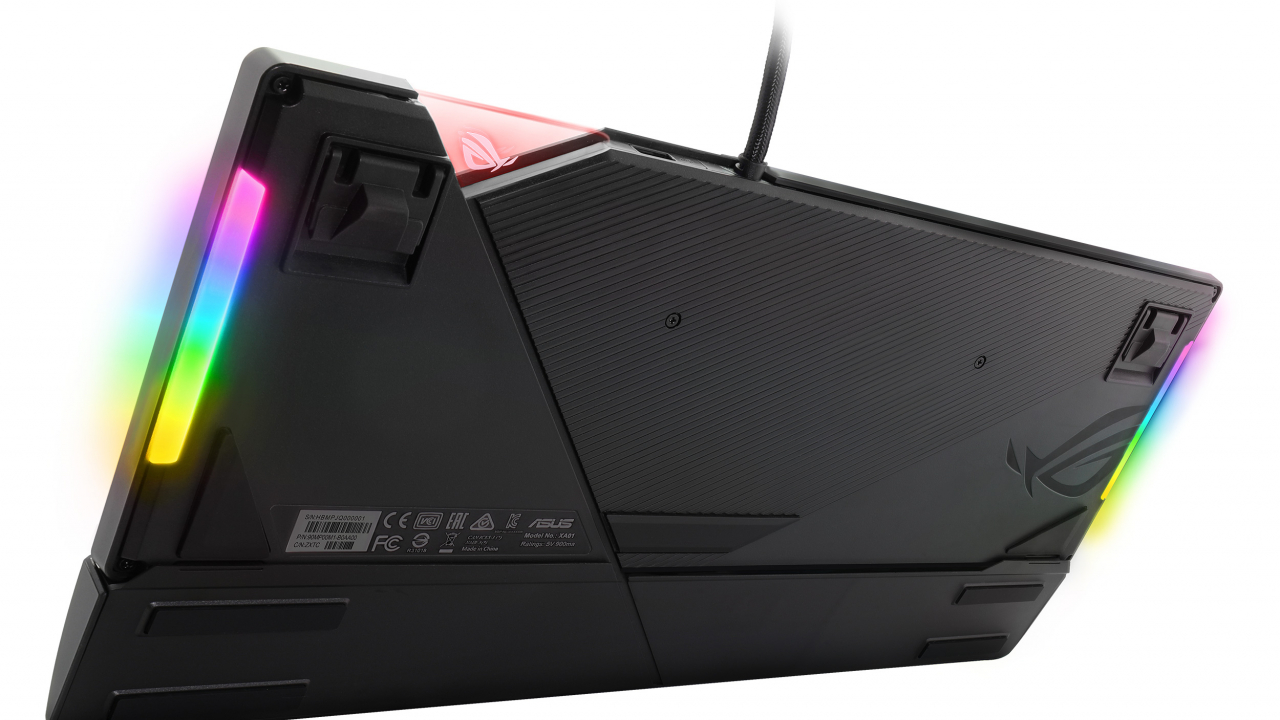 Această tastatură de gaming ASUS cu iluminare RGB îți fură privirea
