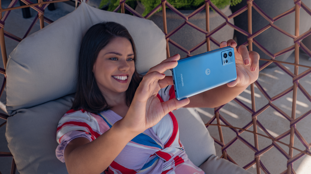 Motorola lansează moto g72, telefon cu o cameră de 108 MP, display OLED și încărcare rapidă