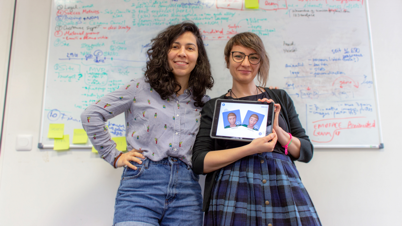 O româncă ajută copiii cu autism să recunoască emoțiile, cu aplicația Emoface