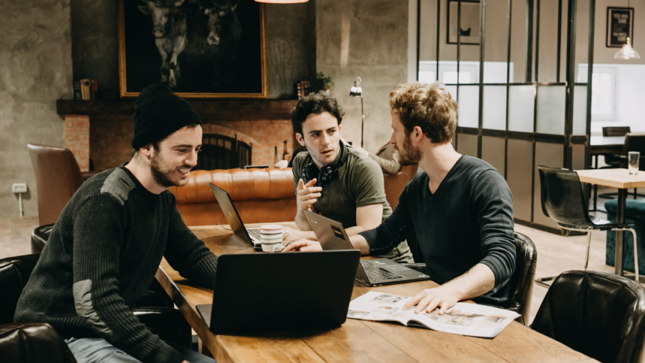 Coworking București: Commons, lounge-ul cu șemineu pentru antreprenori