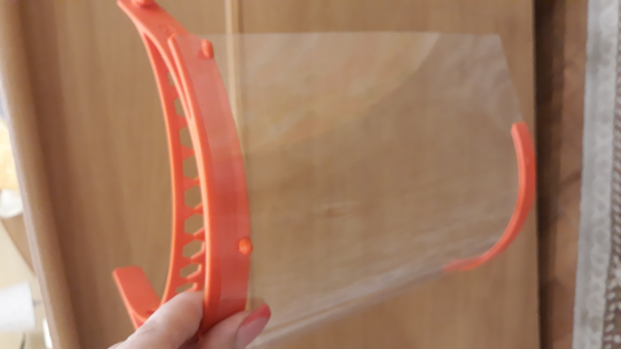 Coronavirus | Profesorii din rețeaua EDUTECH realizează viziere pentru medici