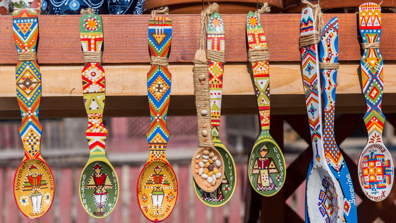 Românii care vând produsele unice ale meșteșugarilor pe internet