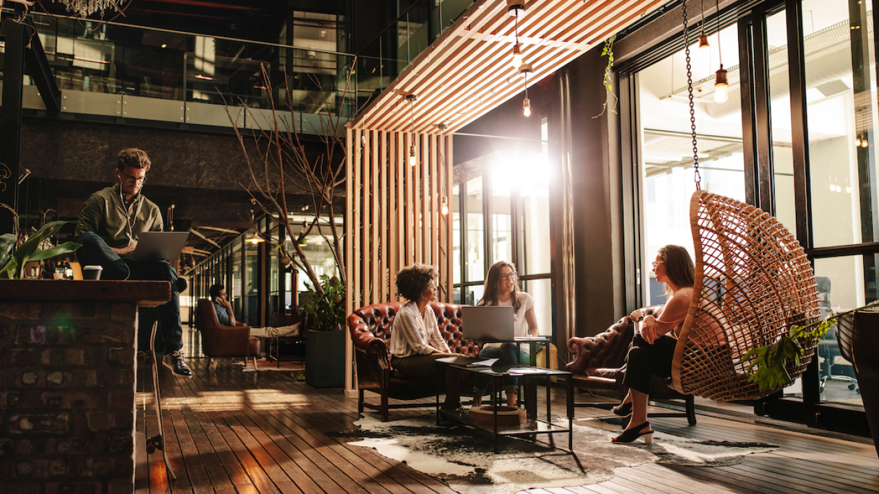 Cinci moduri prin care pot companiile să muncească hibrid de acum încolo