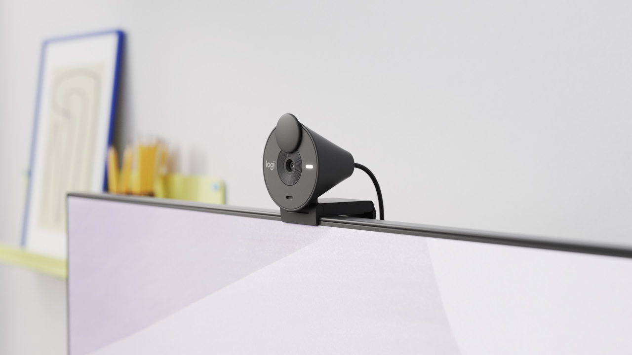 Logitech lansează camerele web Brio 300 Full-HD cu corectare automată a luminii