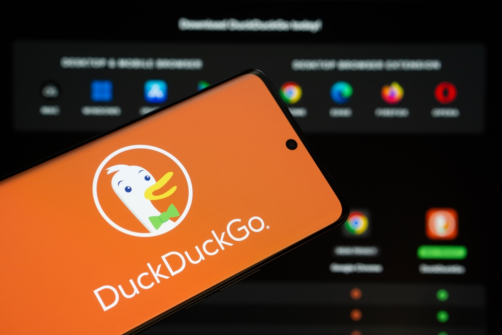 Oamenii folosesc din ce în ce mai mult motorul de căutare DuckDuckGo, după ce Google integrează AI în search