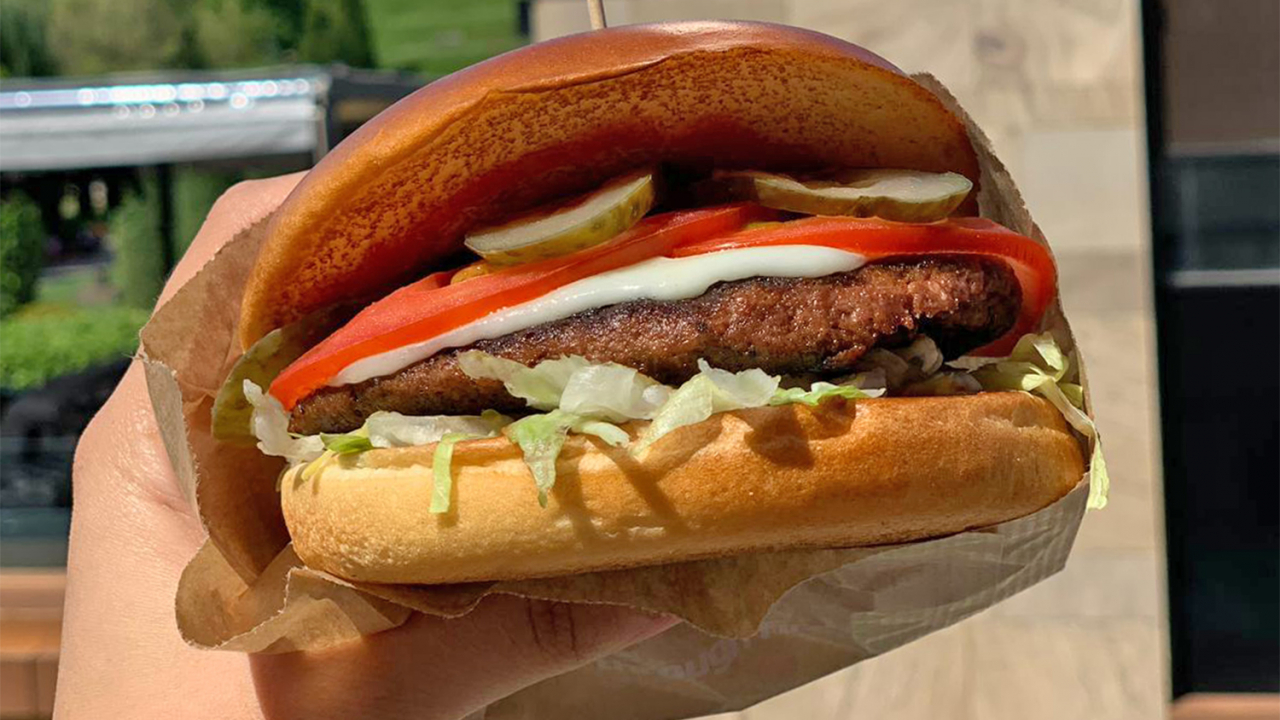 Startup-ul românesc care vinde burgeri 100% din plante