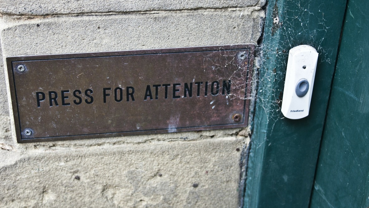 Când hackerii îți sună la ușă: o sonerie smart, vulnerabilă la atacuri