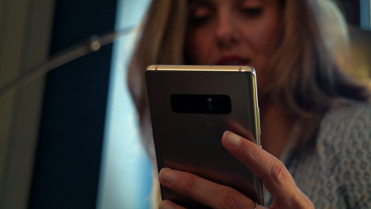 Cum e viața de avocat și antreprenor cu un Note8