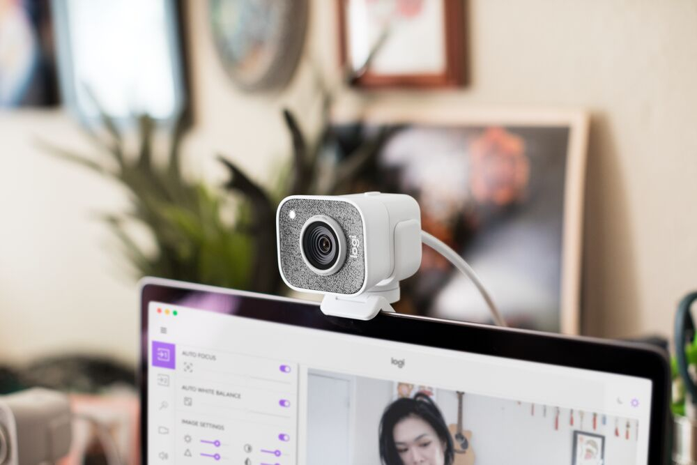 Logitech StreamCam e o soluție de streaming  pentru studioul tău de acasă