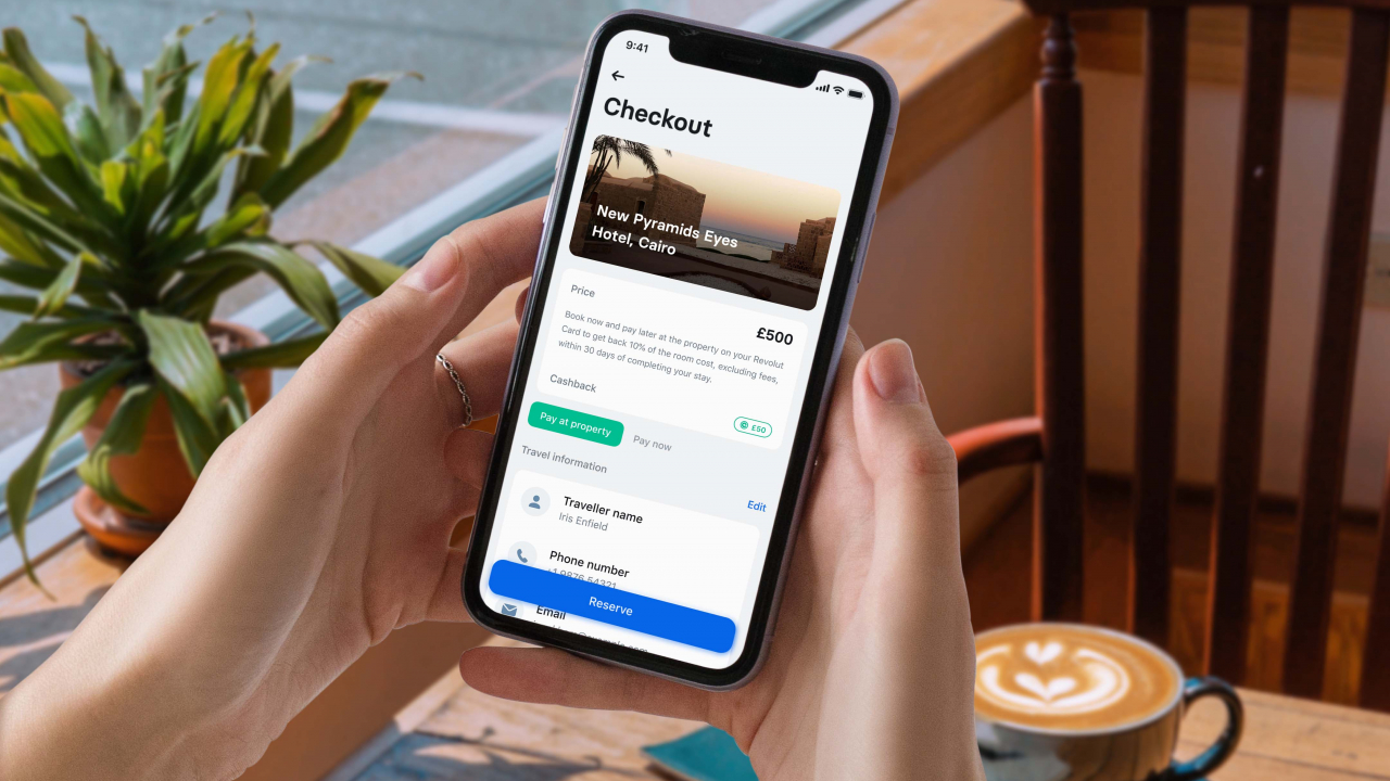 Revolut introduce opțiunea Rezervă cazarea acum, plătește la proprietate