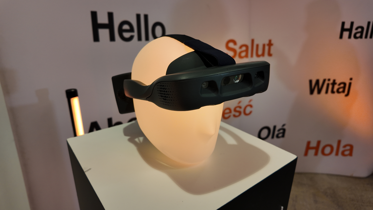 Orange România și .lumen ajută nevăzătorii: “câinele ghid” de pe cap ce funcționează ca o Tesla