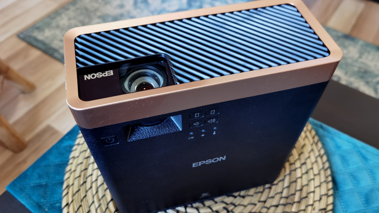 Review Proiector Epson EF-100B: Cinematograf portabil cu luminozitate ridicată 