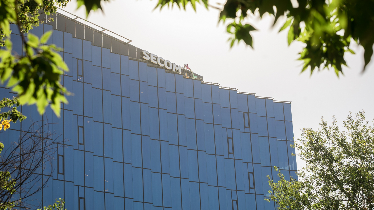 Secom și-a mutat sediul într-o clădire nouă și donează o casă unei familii