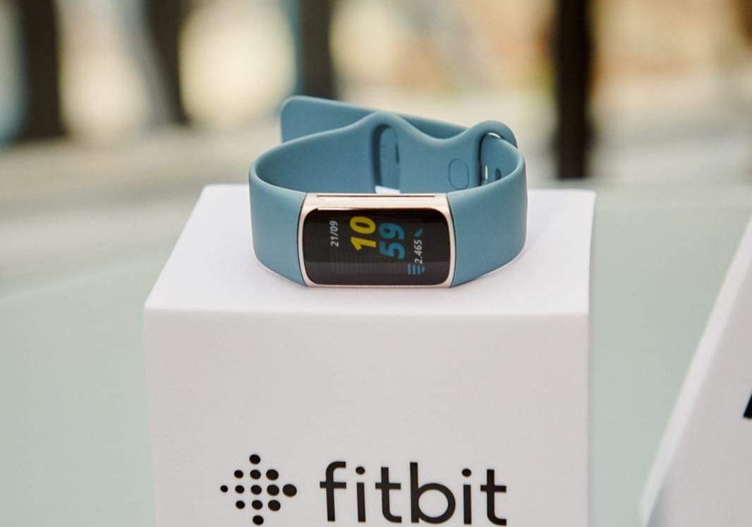 Fitbit Charge 5, lansat oficial în România: Fitness tracker pe steroizi
