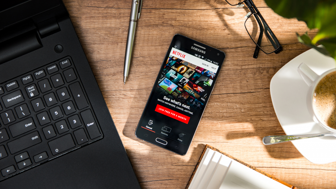 Ce spun românii: Tehnologia șterge granița dintre muncă și concediu