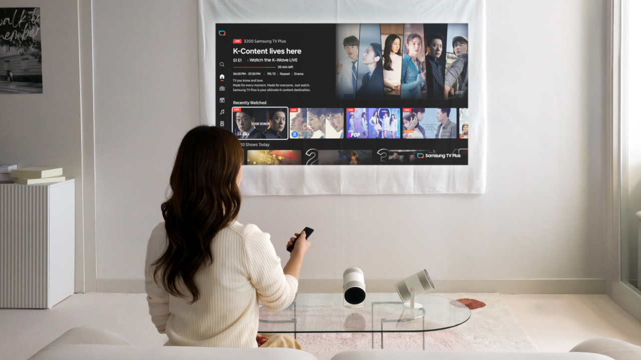 Samsung Freestyle+ este un proiector portabil de două ori mai luminos decât generația anterioară