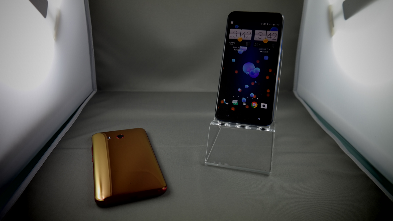 HTC U11, telefonul care vrea să fie strâns, lansat oficial în România