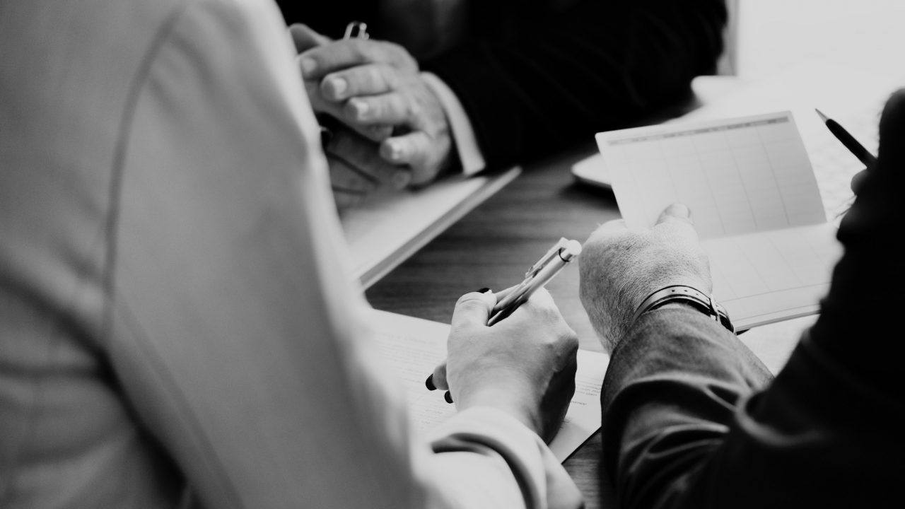 Investitorii străini: Birocrația din România, o povară față de UE