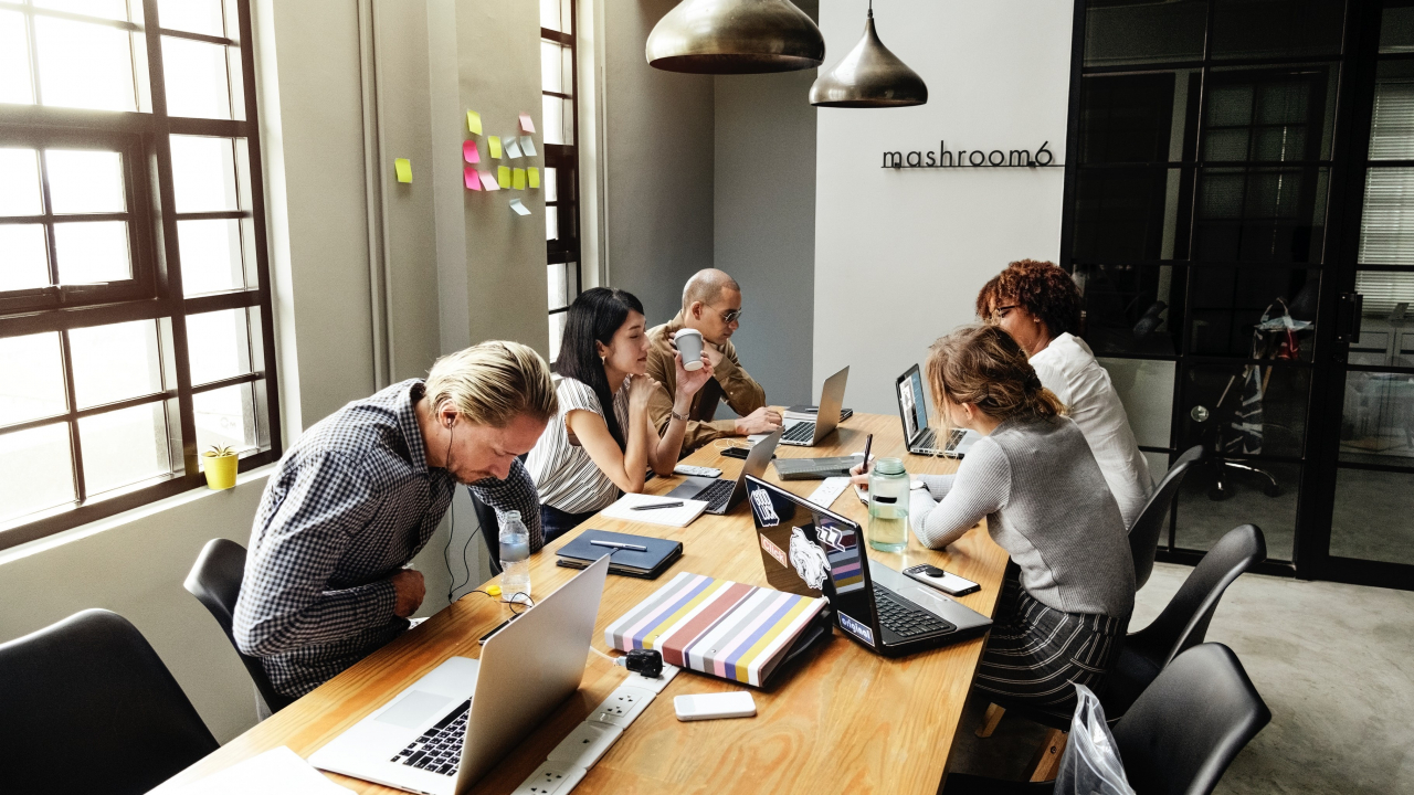 Românii pierd două ore la muncă din cauza colegilor cu chef de vorbă