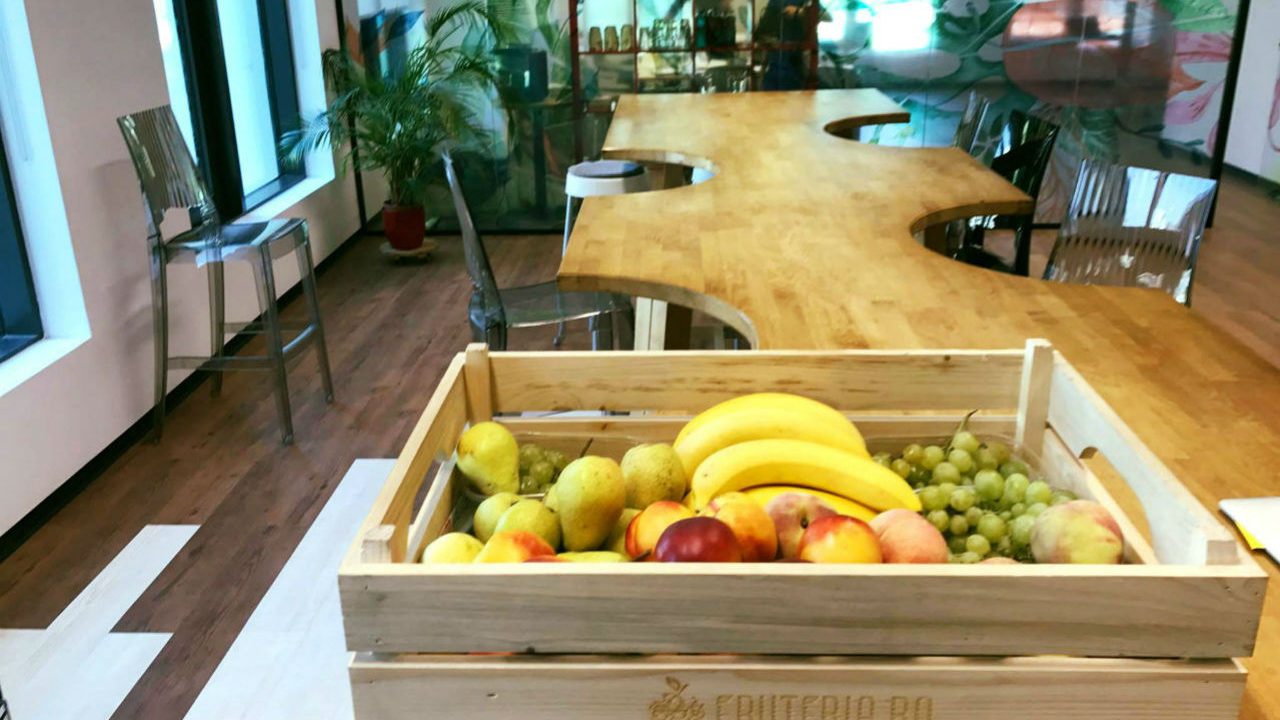 A lăsat corporația ca să le livreze fructe proaspete foștilor colegi