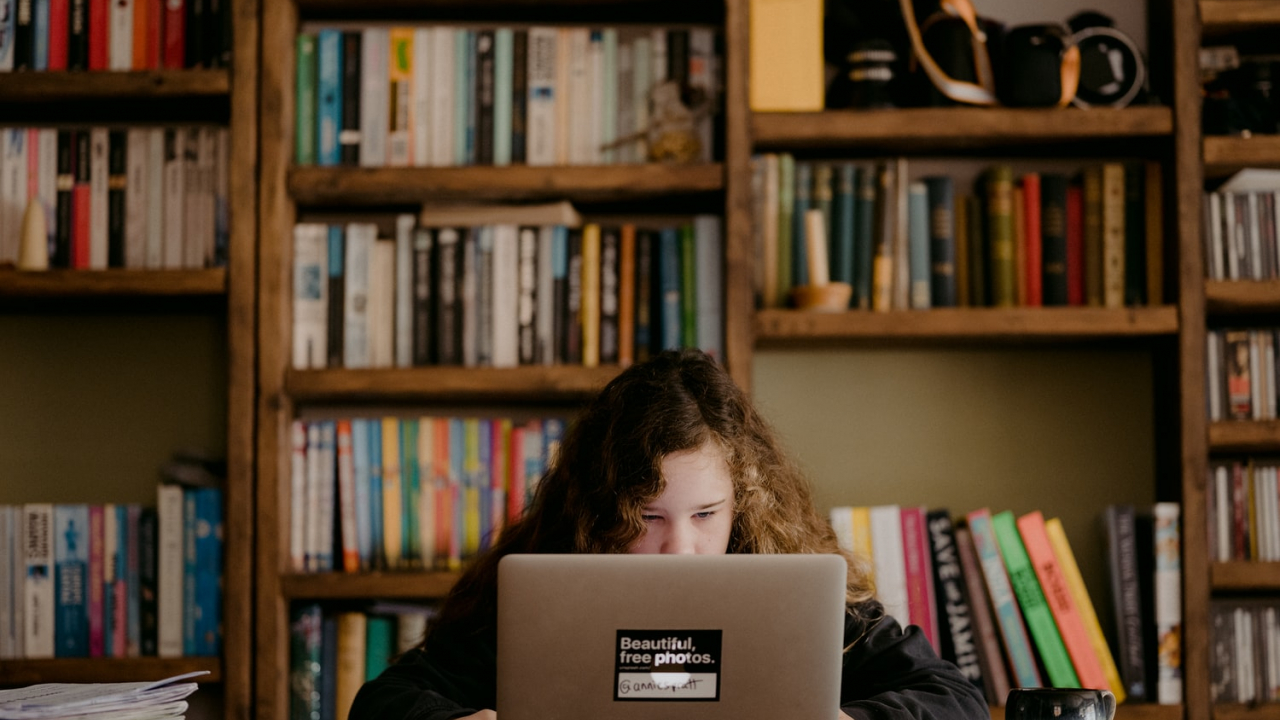 ”Învață să programezi cu Alice”: elevii & profesorii creează lecții interactive