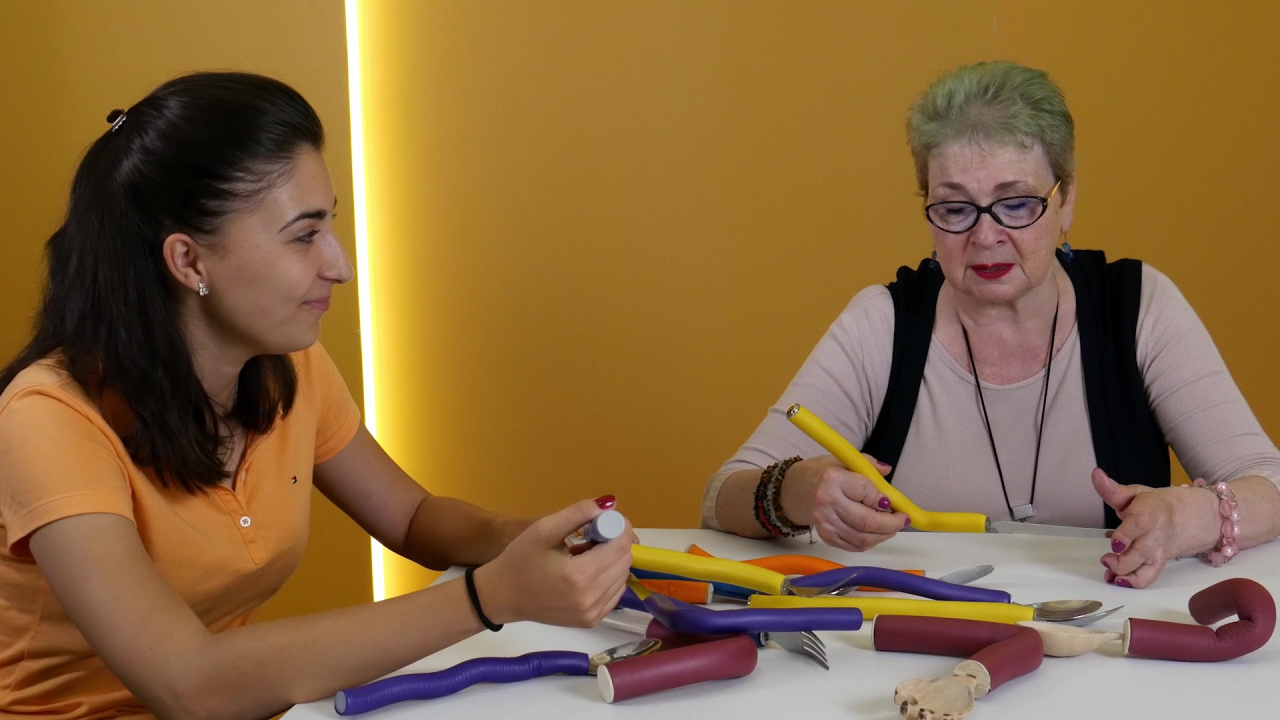 Românii care fac tacâmuri pentru bolnavi de artrită caută finanțare