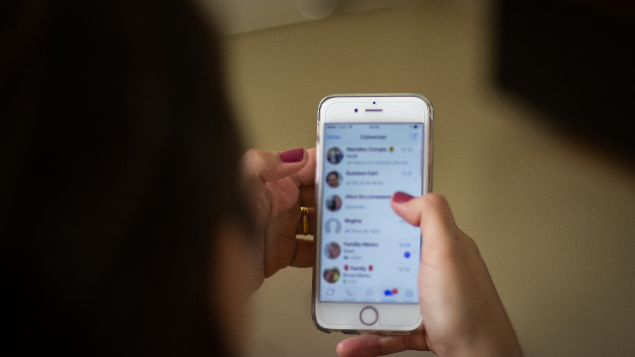 WhatsApp îți permite să blochezi accesul străinilor la mesajele tale