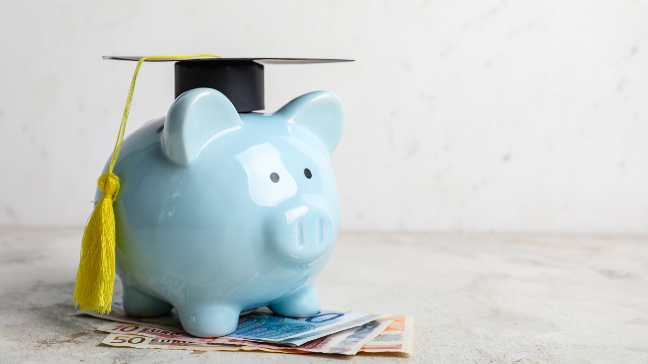 Studiu: 6 din 10 români cred că taxele de școlarizare din țară sunt prea mari