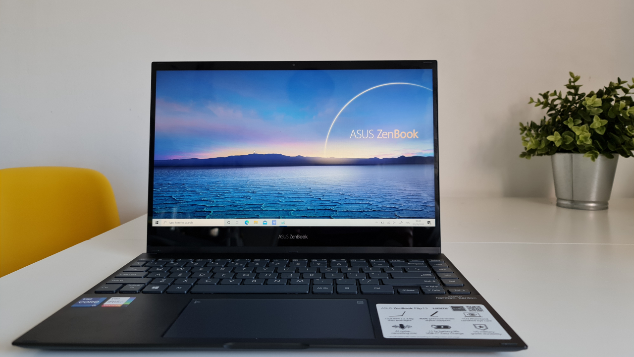 Review Asus ZenBook Flip 13 - Ce poate face noul procesor Intel