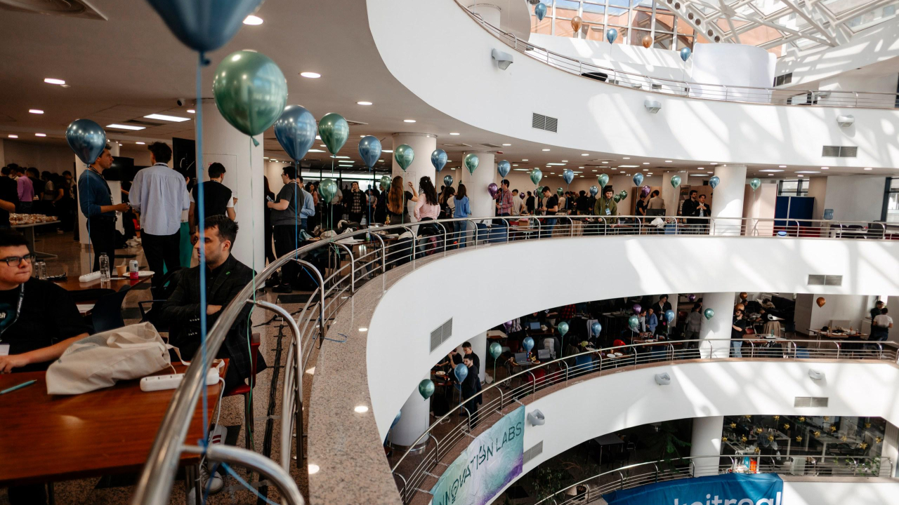 Innovation Labs 2026 lansează un hackathon național pentru startup-uri tech. Early Game Ventures oferă finanțări de 500.000 de euro