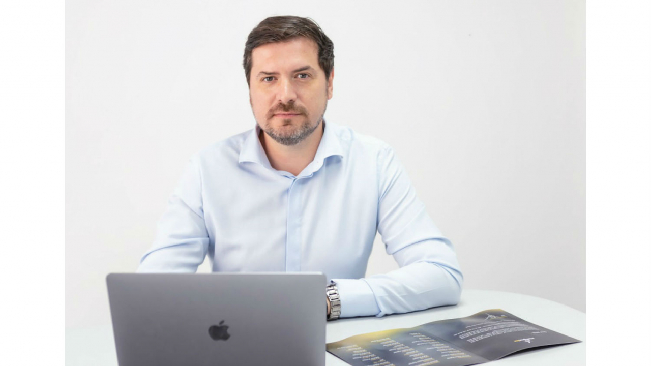 CEO-ul care încă programează măcar o oră pe zi, deși are 30 angajați