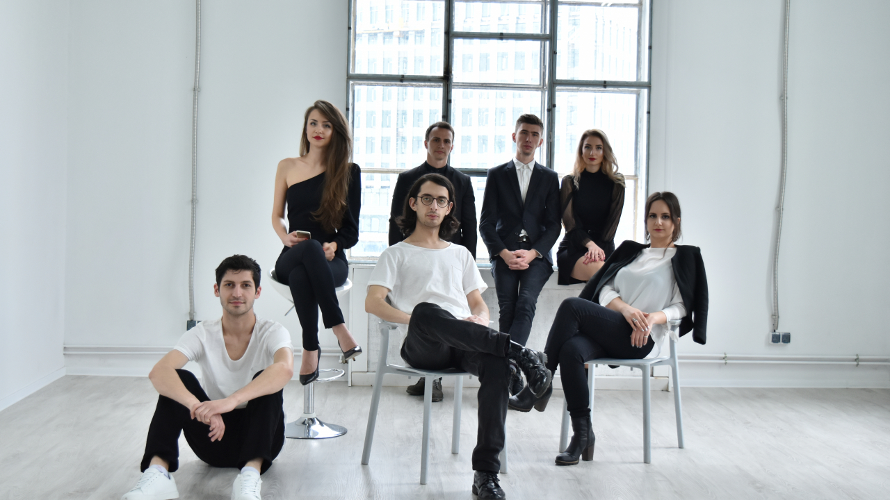 Tinerii care deschid ușile companiilor către generația "millennials"